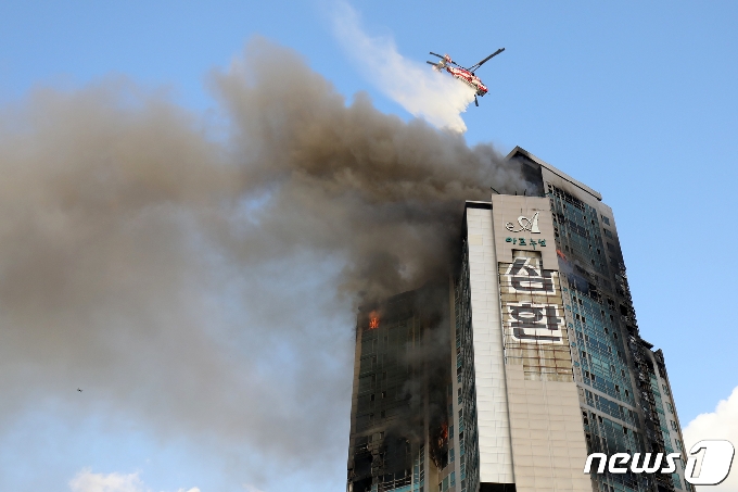 [사진] 울산 주상복합 아파트 화재 진압하는 소방헬기