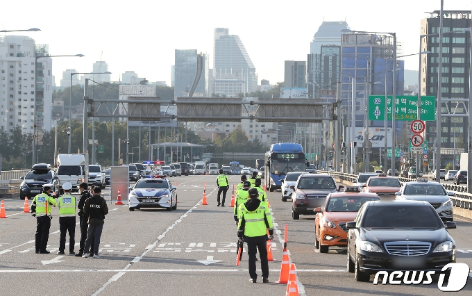 [사진] '대대적인 차량 검문나선 경찰'