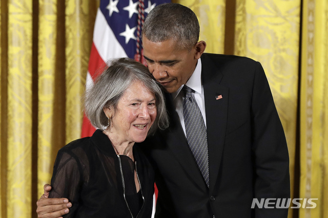 지난 2016년 루이즈 글릭이 미국인문예술 메달을 받기 위해 찾은 버락 오바마 대통령과 만나 축하를 받고 있다. /AP=뉴시스