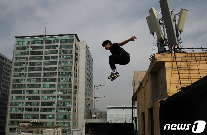 파쿠르 장인 김지호씨가 서울 도심 건물 사이를 뛰어 넘고 있다.© 뉴스1 이길우 객원대기자