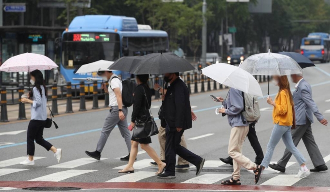 가을비가 내린 16일 오전 서울 종로구 세종로 네거리에서 시민들이 우산을 쓰고 걸어가고 있다. / 사진=뉴시스