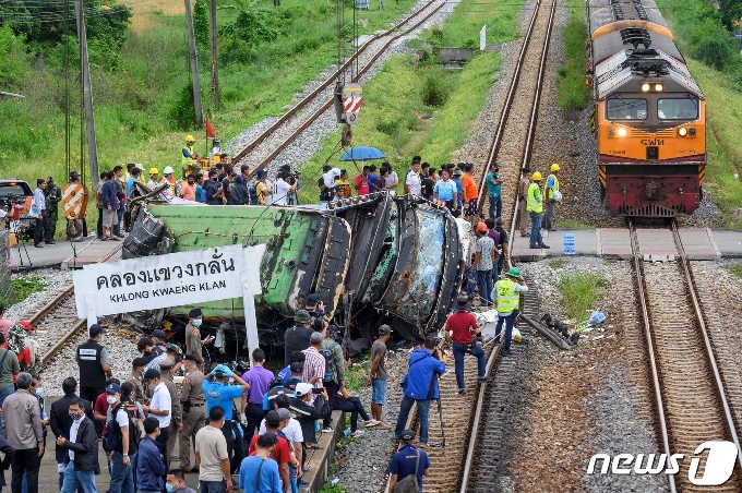 [사진] 열차와 충돌로 전복된 태국 버스