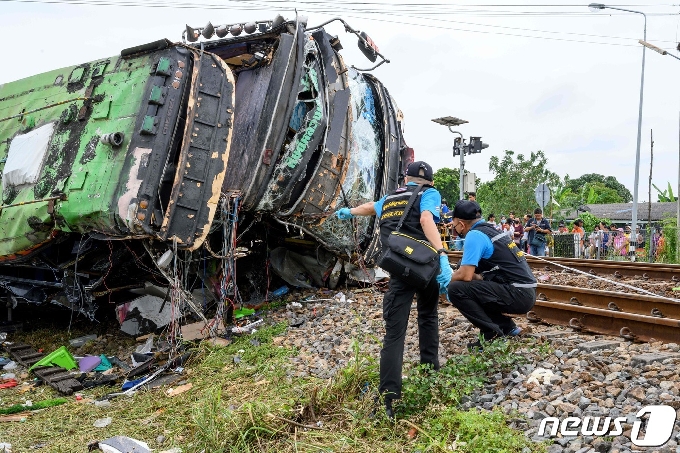 [사진] 화물열차와 충돌로 뒤집어진 태국 버스
