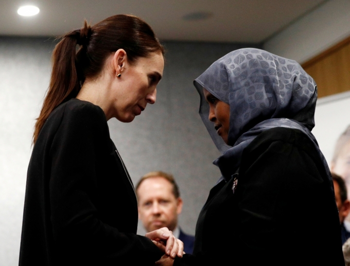 저신다 아던 뉴질랜드 총리(왼쪽)가 2019년 3월 크라이스트처치 이슬람사원 총격난사 사건 현장에 있었던 사람을 위로하고 있다./사진=로이터통신
