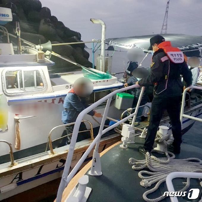 인천해경대원이 구조활동을 벌이고 있다.(인천해양경찰서 제공)© 뉴스1