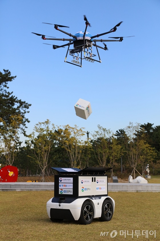 13일 여수 장도 잔디광장에서 드론이 상공에서 상품을 투하해 로봇에게 전달하고 있다./사진=GS칼텍스