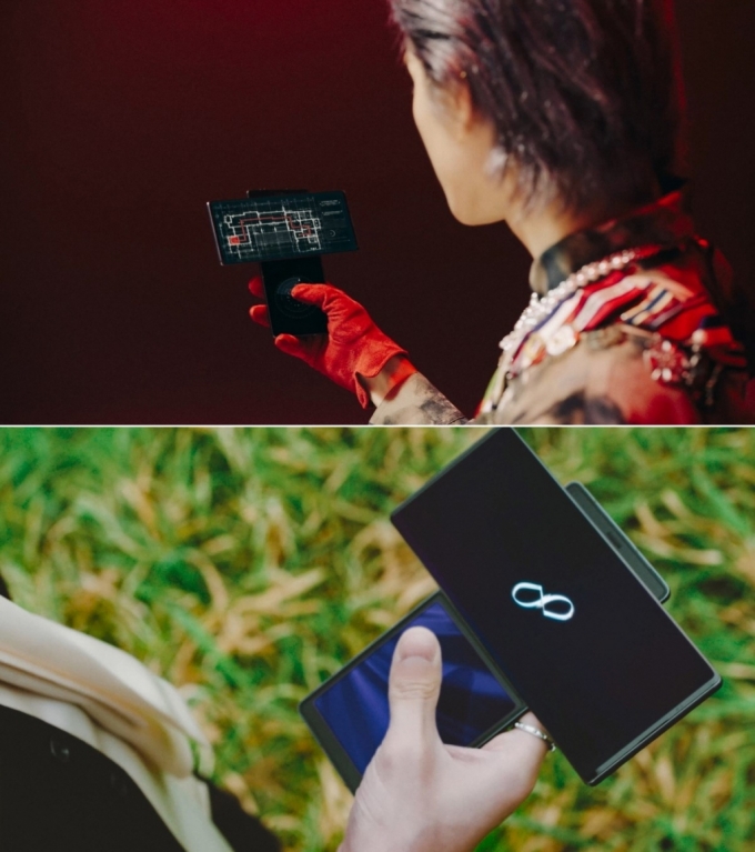 슈퍼M의 뮤직비디오 'One(Monster & Infinity)' 뮤직비디오에 등장한 LG윙 /사진=슈퍼M 뮤직비디오 캡처·LG전자 제공