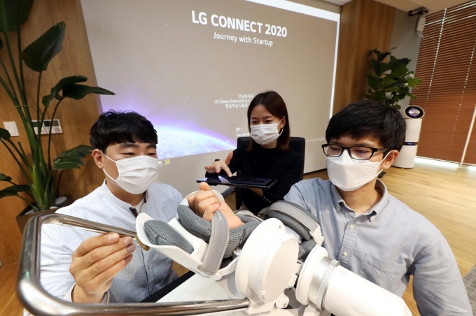 LG그룹이 14~15일 이틀 동안 온라인을 통해 개최한 스타트업 행사 'LG 커넥트'에 참가한 에이치로보틱스 직원이 재활 보조용 로봇 수트를 시연하고 있다. /사진제공=LG