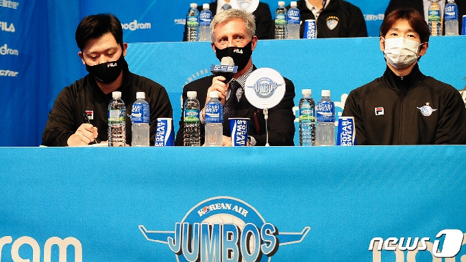 2020-21시즌 우승후보로 꼽히고 있는 대한항공 산틸리 감독(가운데)과 주장 한선수(오른쪽)가 14일 열린 미디어데이에서 이야기를 하고 있다. (한국배구연맹 제공) © 뉴스1