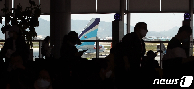 [사진] 6개월 만에 국제선 뜬 김해공항
