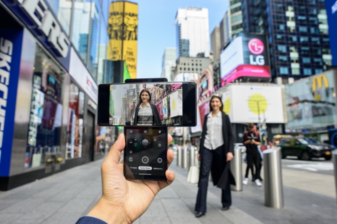 LG전자가 15일(현지시간) 전략 스마트폰 ‘LG 윙(LG WING)’을 미국 시장에 본격 출시했다. 뉴욕 타임스스퀘어 광장에서 모델이 LG 윙을 소개하고 있다. /사진제공=LG전자