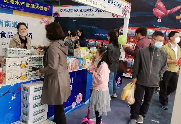경남도가 지난달 중국에서 수산식품 홍보판촉전을 하고 있는 모습./사진제공=경남도