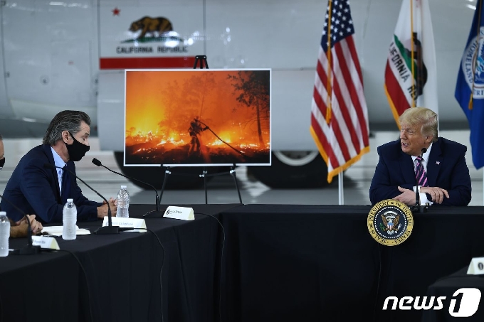 산불에 대해 논의하는 도널드 트럼프 미국 대통령(오른쪽)과 개빈 뉴섬 캘리포니아 주지사 © AFP=뉴스1