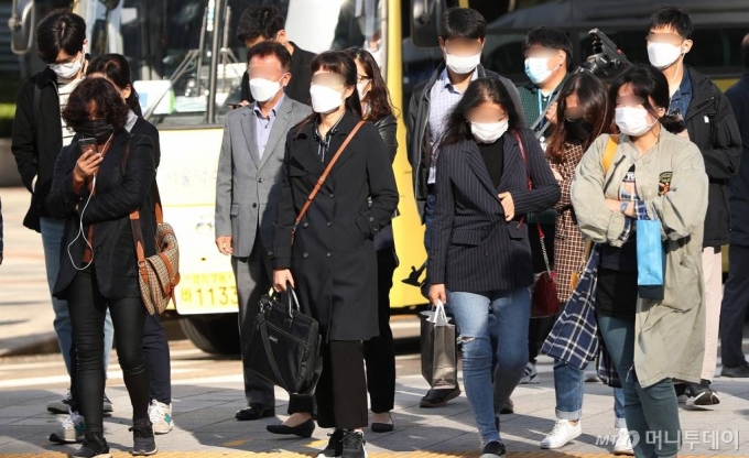 전국 대부분 지역에서 아침 기온이 10도 이하로 떨어져 쌀쌀한 날씨를 보이는 5일 오전 서울 종로구 광화문네거리 인근에서 시민들이 출근길 발걸음을 옮기고 있다. / 사진=김휘선 기자 hwijpg@