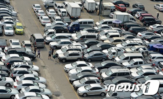 서울의 한 중고차매매단지에 경유차를 비롯한 차량들이 판매를 기다리고 있다.2016.6.28/뉴스1 ⓒ News1 박세연 기자