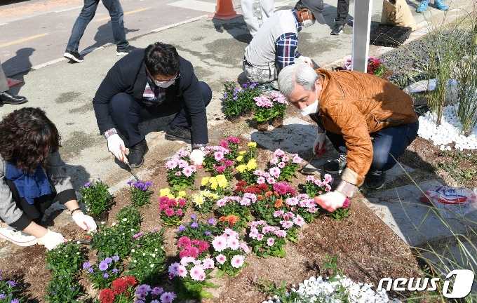 곽상욱 시장(오른쪽 첫번째)이 시민들과 함께 꽃을 심고 있다. (오산시 제공)© 뉴스1
