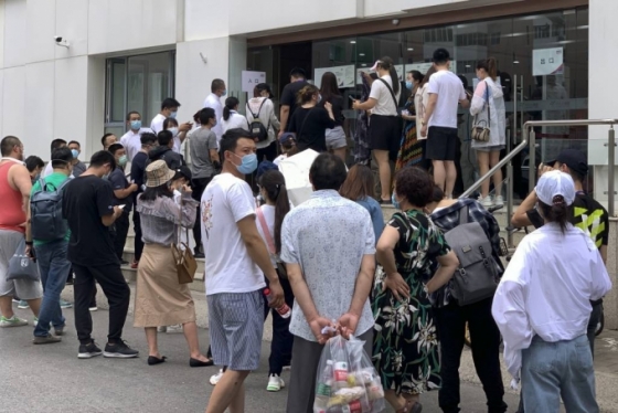 지난 6월15일(현지시간) 베이징의 보건소 앞에서 핵산 증폭 검사를 받으려는 시민들이 마스크를 쓰고 줄 서 있다. /AP=뉴시스