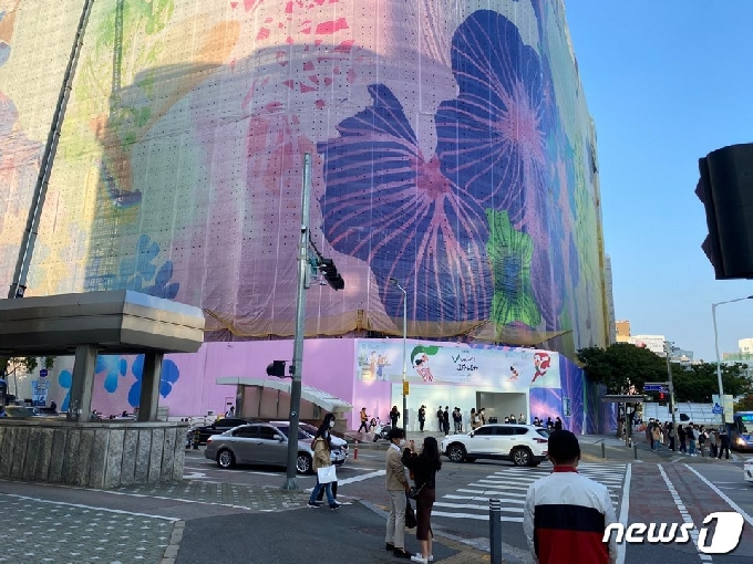 18일 오전 대전 서구 둔산동 겔러리아백화점 앞에는 많은 시민들이 눈에 띄었다, © 뉴스1