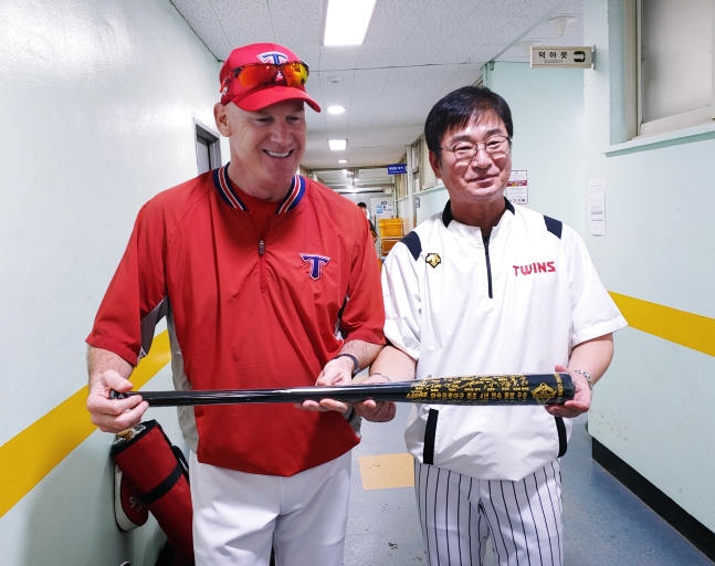 류중일 LG 감독(오른쪽)이 지난 8월 13일 잠실구장에서 선물한 기념 배트를 들고 윌리엄스 감독이 환하게 웃고 있다. /사진=LG 트윈스 제공