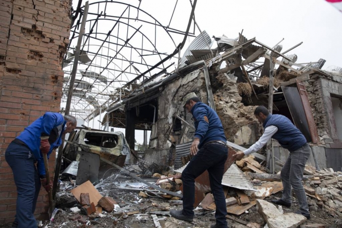 4일(현지시간) 아제르바이잔의 간자 주거 지역에서 주민들이 아르메니아의 공격으로 파괴된 건물 잔해를 치우고 있다. 2020.10.05./사진=[간자=AP/뉴시스]