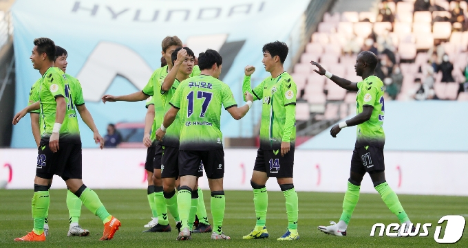 [사진] 동료들에게 축하 받는 두번째 골의 주인공 '쿠니모토'