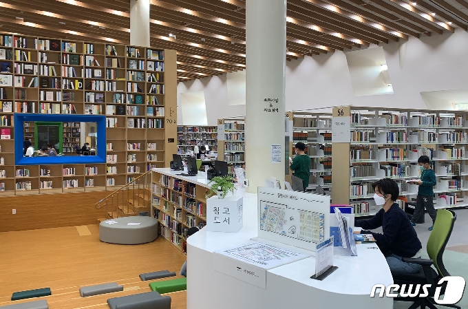18일 오후 울산도서관을 찾은 시민들이 책을 보고 있다. 2020.10.18/뉴스1 © News1 조민주 기자
