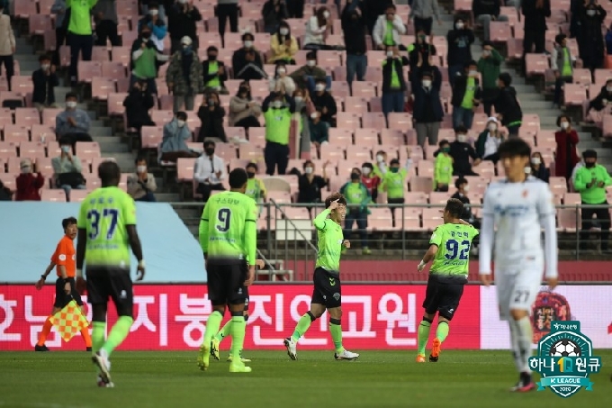 전북 선수들이 김보경(가운데)의 골에 함께 기뻐하고 있다. /사진=한국프로축구연맹 제공