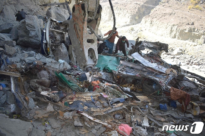[사진] 파키스탄 산사태가 버스 덮쳐 16명 숨진 참사 현장