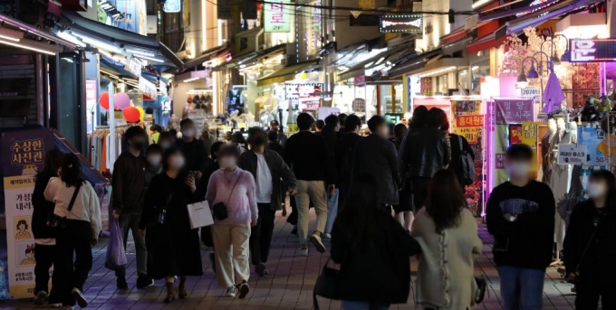 지난 12일 서울 홍대 거리에서 20대 초반 젊은층이 거리를 오가는 모습. /사진=뉴시스