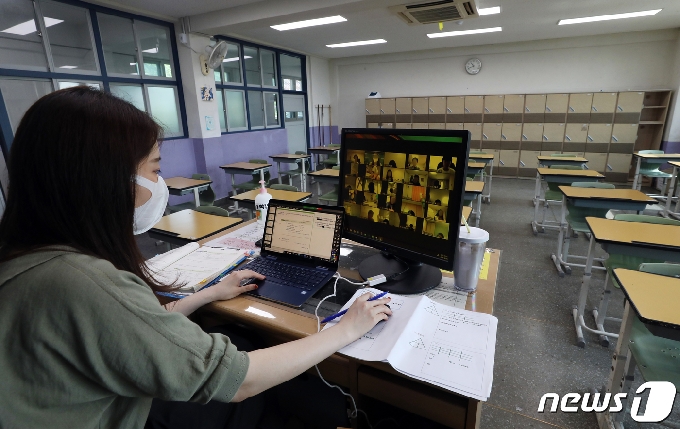 서울 강남구 한 중학교에서 교사가 쌍방향 원격수업을 하고 있다. 2020.8.26/뉴스1 © News1 황기선 기자
