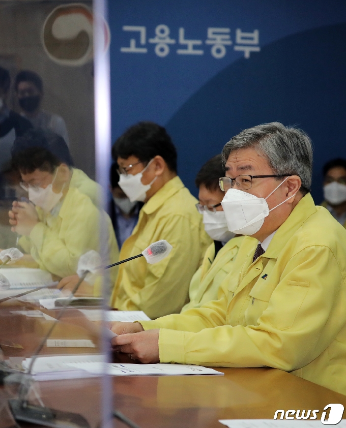 [사진] 고용노동 위기대응 TF 대책회의 주재하는 이재갑 장관