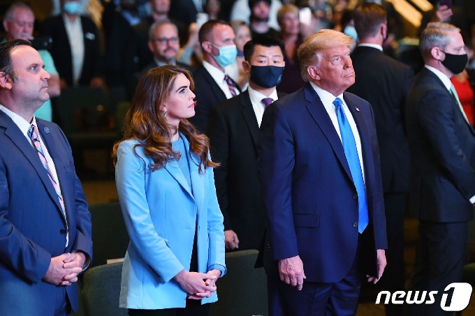 [사진] 힉스 고문, 스카비노 국장과 예배 참석한 트럼프