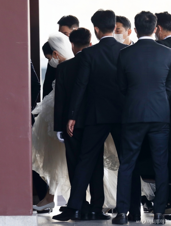 [사진]결혼식장 들어서는 아모레 장녀 서민정
