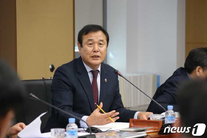 김만기 전북도의원이 업무보고를 받고 있다. /뉴스1