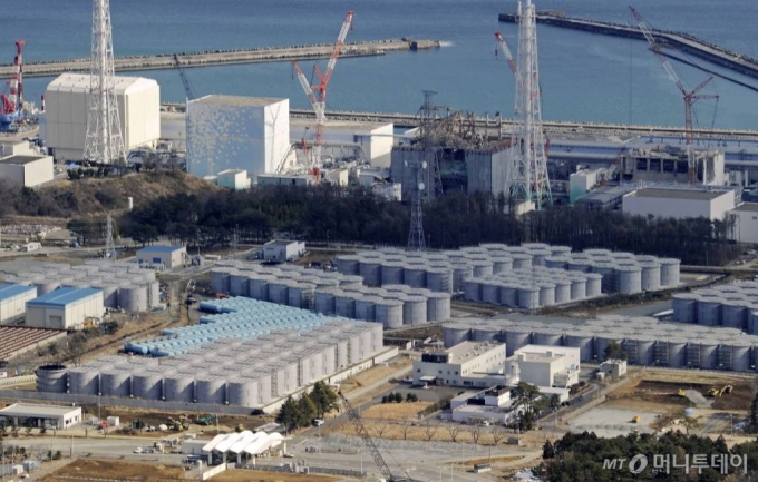 【도쿄=AP/뉴시스】지난 2014년 2월 10일 후쿠시마(福島) 제1원전 원자로 주변에 오염수를 보관하는 원통형의 탱크들이 즐비하게 세워져 있는 모습. 동일본대지진으로 인한 폭발 사고가 발생한 지 5년이 경과했지만, 후쿠시마 제1원전에서는 매일 400t에 이르는 오염수가 발생하고 있다. 도쿄 전력은 현재 10m 높이의 강철 탱크 안에 오염수를 저장하고 있지만 용량에 한계가 온 상태다. 2016.03.08. / 사진제공=뉴시스