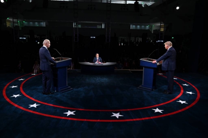 도널드 트럼프(오른쪽) 미국 대통령과 조 바이든 민주당 대선 후보가 지난달 29일(현지시간) 미 오하이오주 클리블랜드에서 열린 제1차 TV 토론에 참석하고 있다/사진=[클리블랜드=AP/뉴시스]
