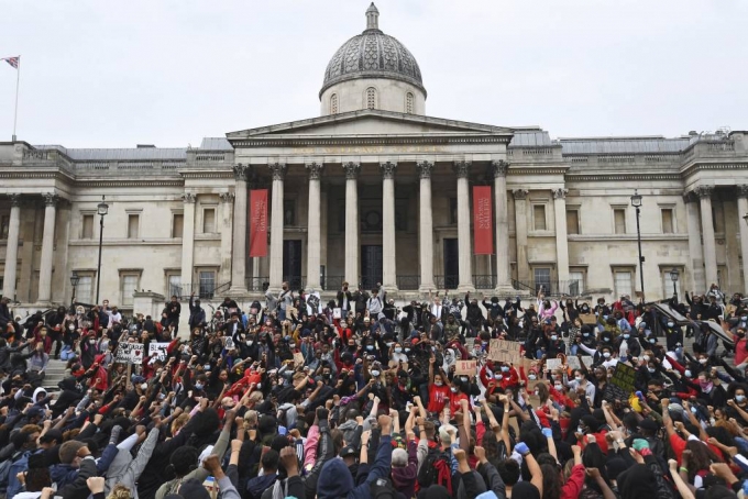 [런던=AP/뉴시스] 지난 6월 영국 런던의 트라팔가 광장에서 흑인 조지 플로이드의 사망에 항의하는 시위가 열리고 있다. 사진은 기사와 직접적인 관계가 없음.