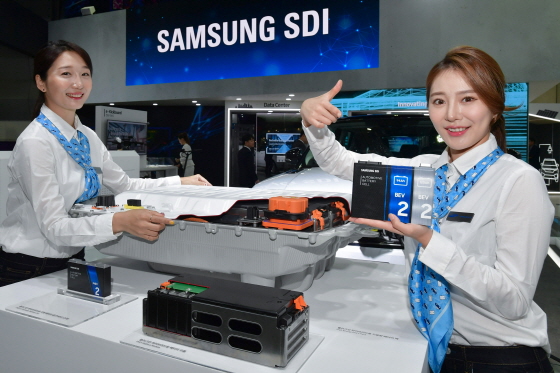 삼성SDI가 지난 해 참가한 '인터배터리 2019' 전시회에서 배터리 셀과 모듈, 팩을 소개하고 있다./사진제공=삼성SDI