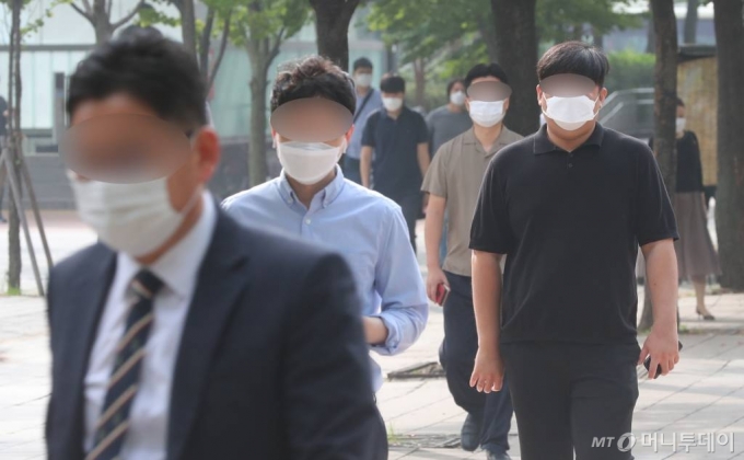 [서울=뉴시스]배훈식 기자 = 신종 코로나바이러스 감염증(코로나19) 확산 방지를 위한 수도권 사회적 거리두기가 2단계로 완화속에 15일 오전 서울 영등포구 여의도역 앞에서 마스크를 쓴 시민들이 출근길 발걸음을 서두르고 있다. 2020.09.15.   dahora83@newsis.com