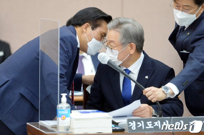 [사진] [국감] 대화하는 이재명 지사와 송석준 의원