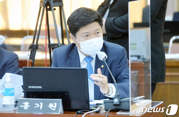 [사진] [국감] 질의하는 홍기원 의원