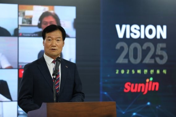 선진 이범권 총괄사장이 서울사무소에서 열린 '비전 2025 선포식'에서 비전을 발표하고 있다. /사진제공=선진
