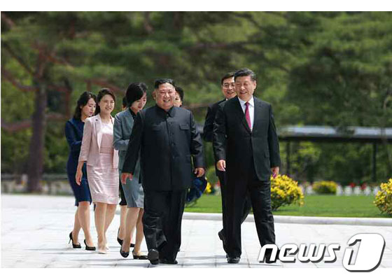 김정은 북한 국무위원장과 시진핑 중국 국가주석 내외 (사진제공=노동신문) © 뉴스1