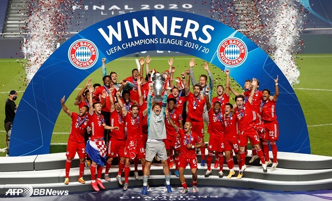 2019~2020 UEFA 챔피언스리그 우승을 차지한 바이에른 뮌헨 선수단. /AFPBBNews=뉴스1