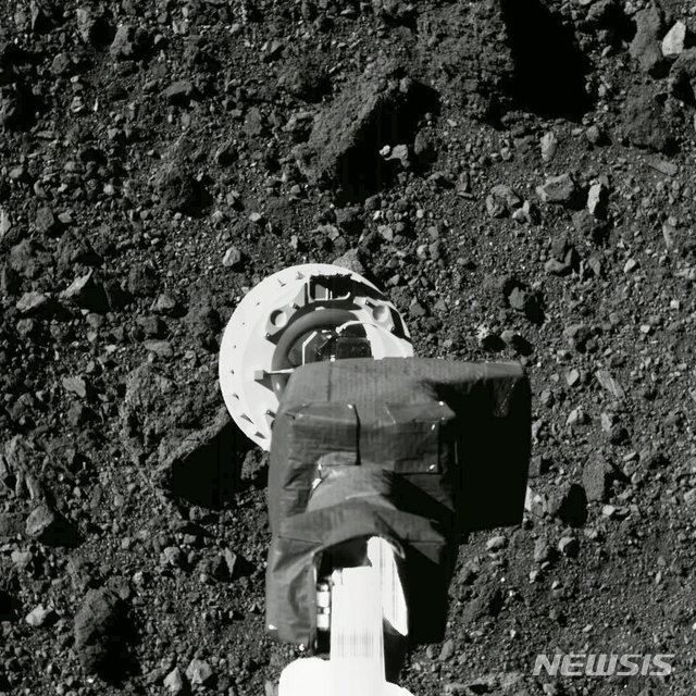 오시리스 렉스호가 지난 8월 11일 베누 행성에서 지표면 흙 샘플을 채취하는 모습/자료사진=뉴시스