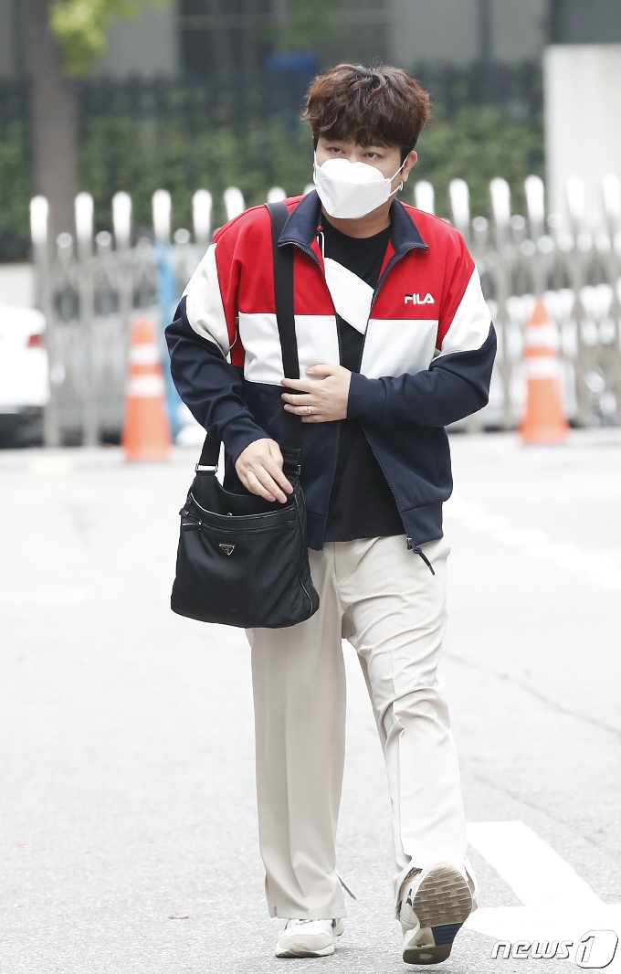 [사진] 박현빈 '비몽사몽 출근길'