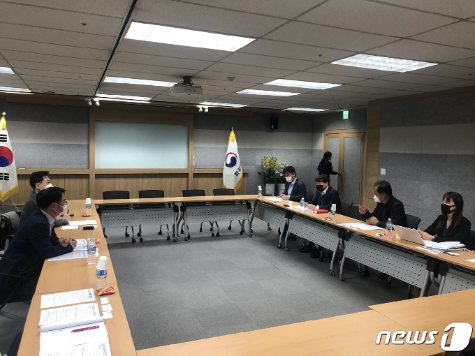 특허청 정연우 산업재산보호협력국장(맨 좌측)이 한국지식재산협회 관계자들과 간담회를 진행 중이다.© 뉴스1