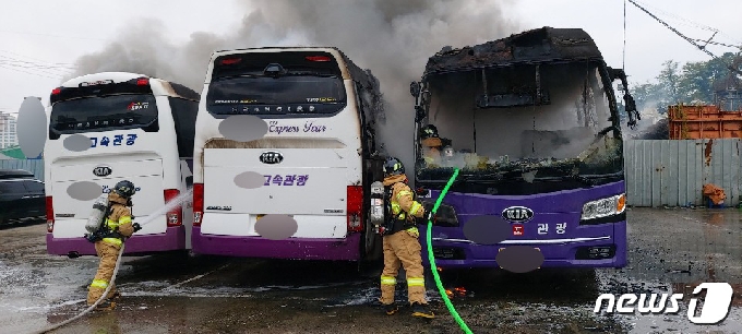 21일 오전 10시7분쯤 청주시 흥덕구의 한 차량정비 업체에 있던 관광버스 3대에서 불이 났다. (청주서부소방서 제공) © 뉴스1