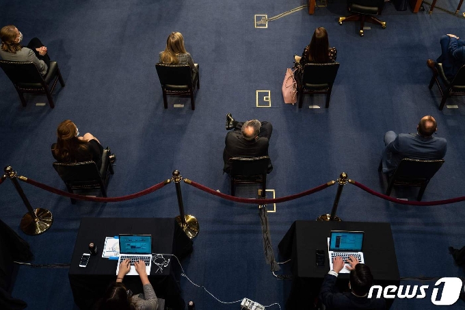 에이미 코니 배럿 연방대법관 지명자 인준 청문회에 참석한 상원의원들. © AFP=뉴스1
