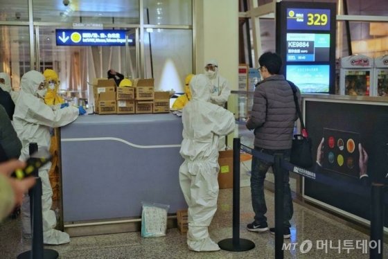 중국 우한공항에서 공항 직원이 교민들의 체온을 체크하고 있다. 이날 공항 직원은 전신 방역복과 마스크, 고글을 착용했다. /사진제공=@joelxbetter(인스타그램)